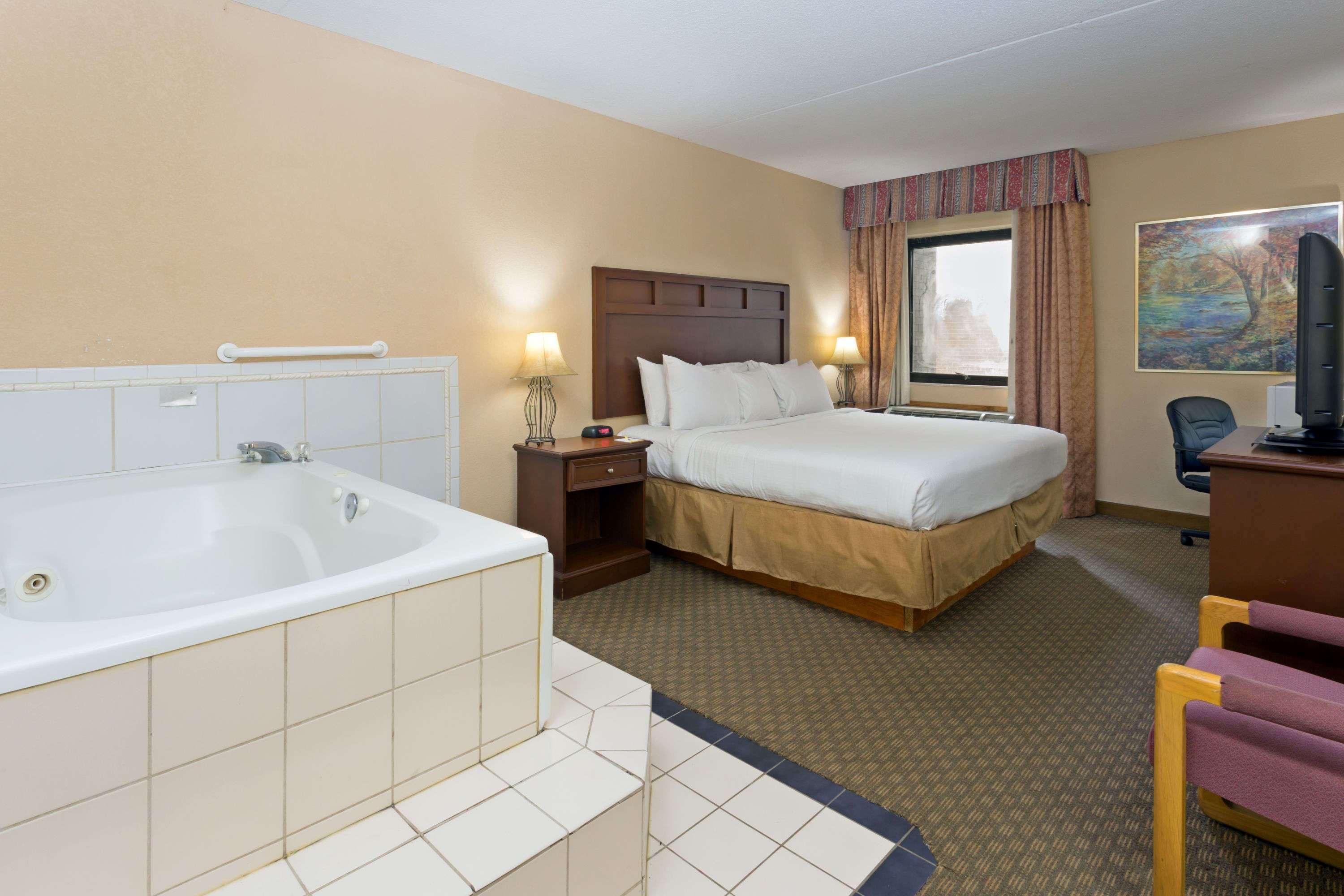 Days Inn & Suites By Wyndham Northwest Indianapolis Extérieur photo